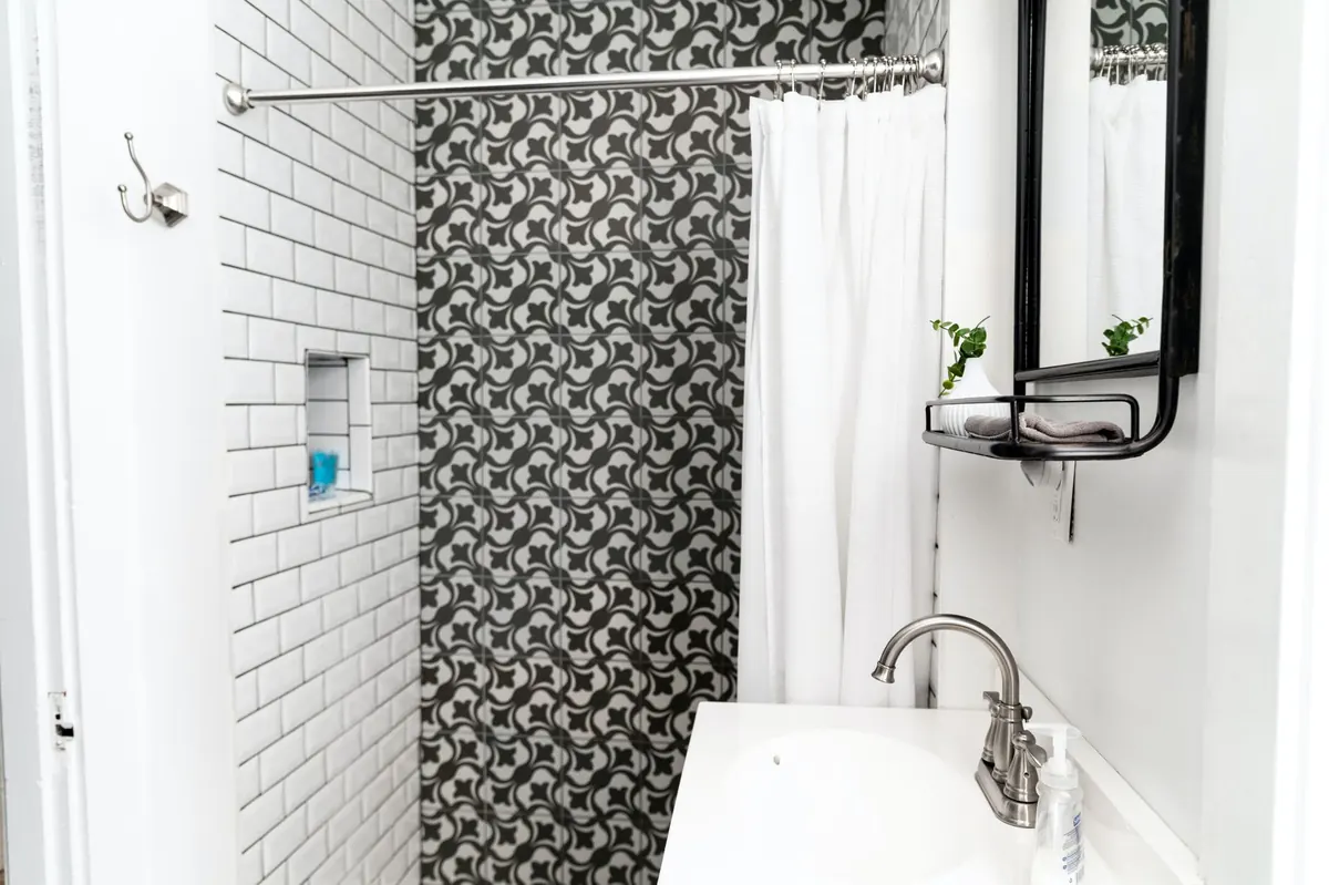 Rental Bathroom Decorating Mistakes to Avoid: A Damage-Free Guide